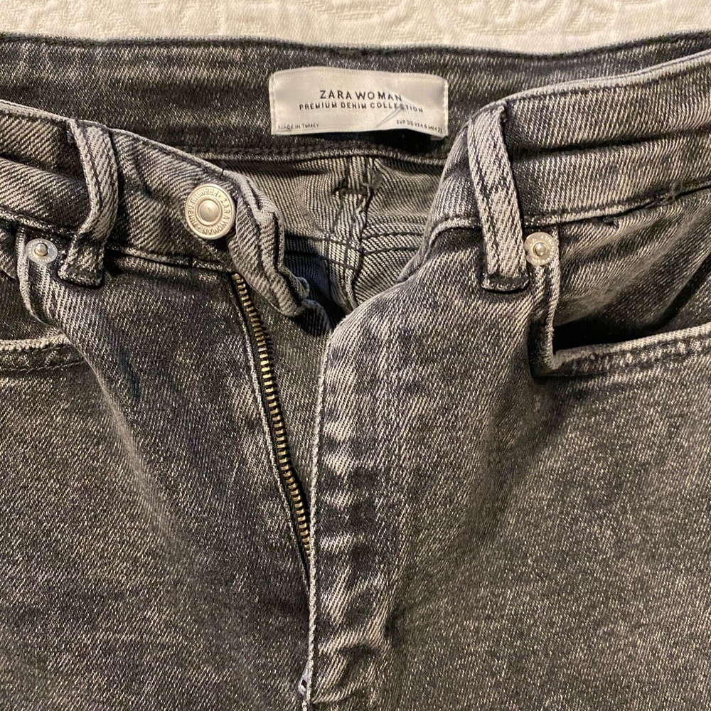Women’s Zara Jeans size 4! Ankle crop